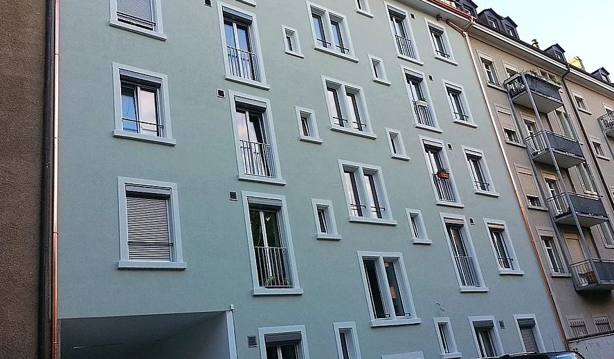 Frisch gestrichene Fassade eines Mehrfamilienhauses