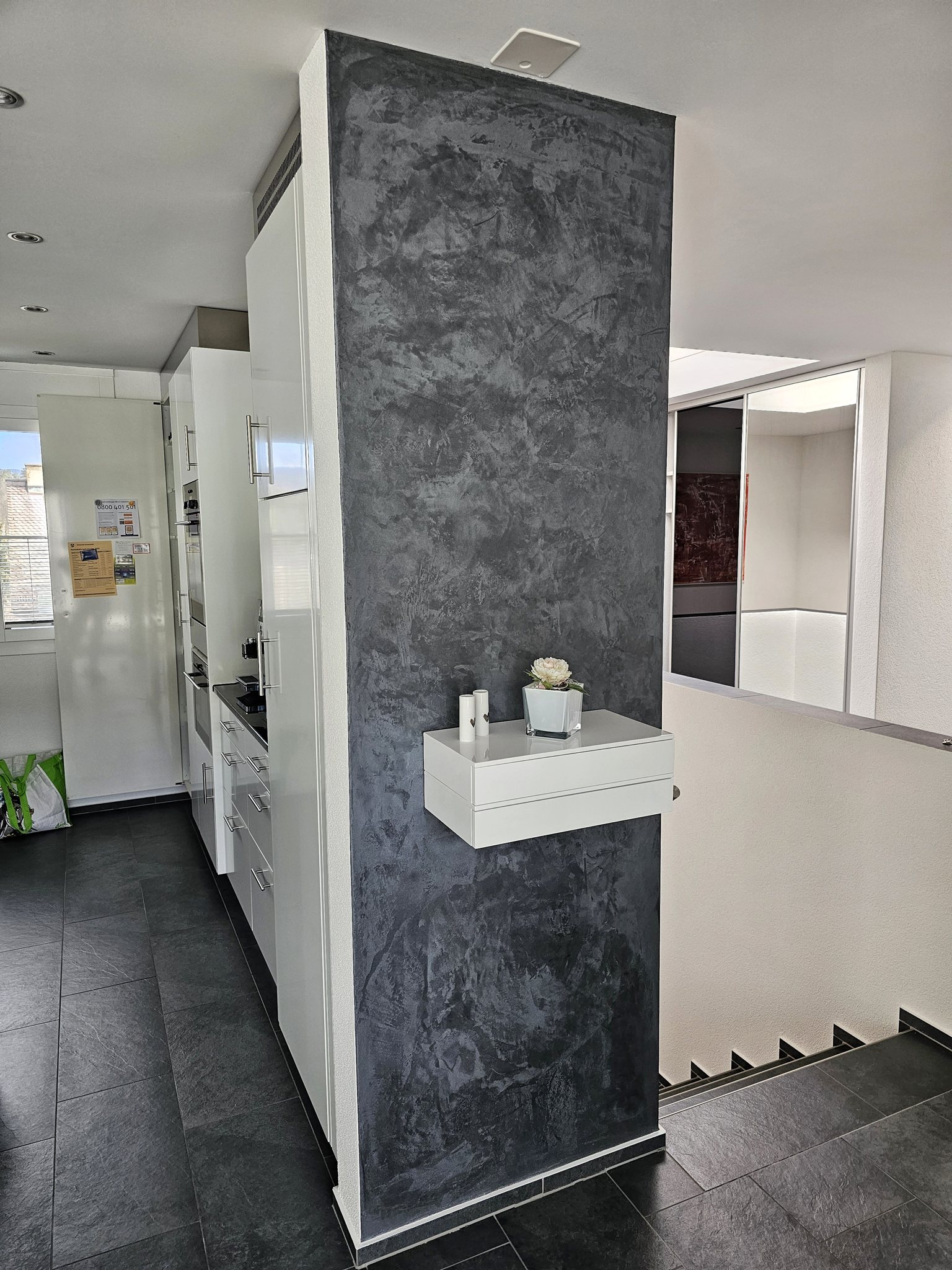 Wand in Beton-Optik in einer modernen Wohnung