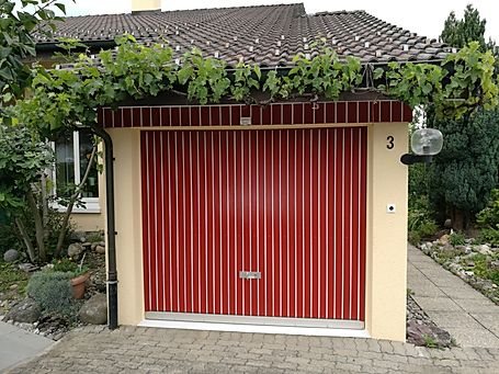 Rot gestrichenes Garagentor