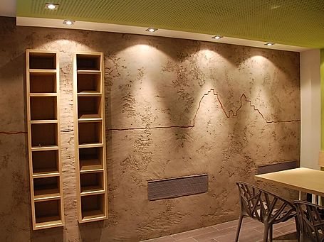 Strukturierte Reliefwand mit Regal und Licht