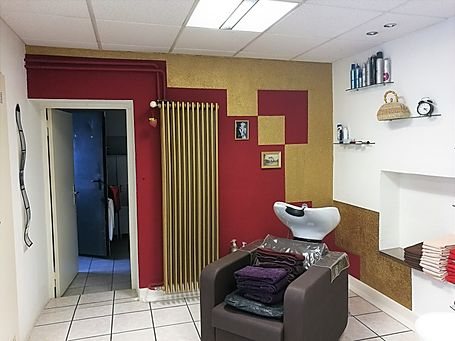 Coiffeursalon mit Farbkonzept in Rot, Gold und Weiss