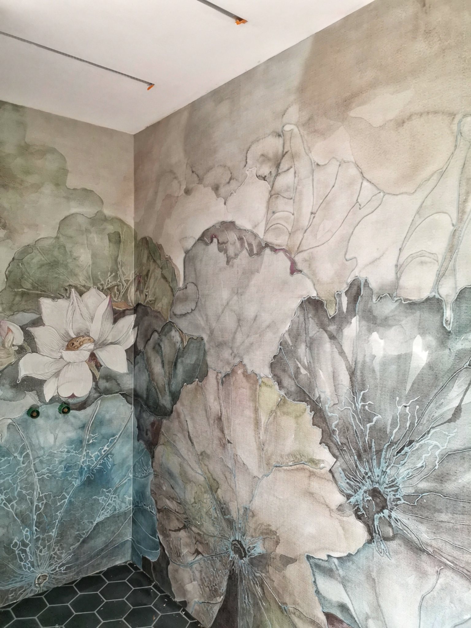 Grossflächige Blumentapete