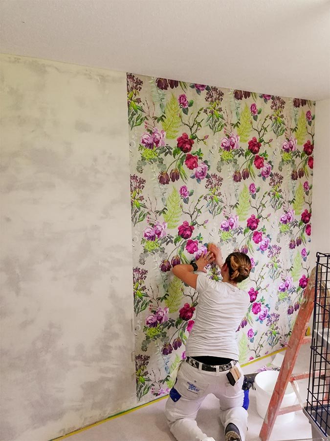 Blumentapete wird tapeziert
