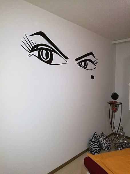 Gemaltes Augenmotiv auf weisser Wand